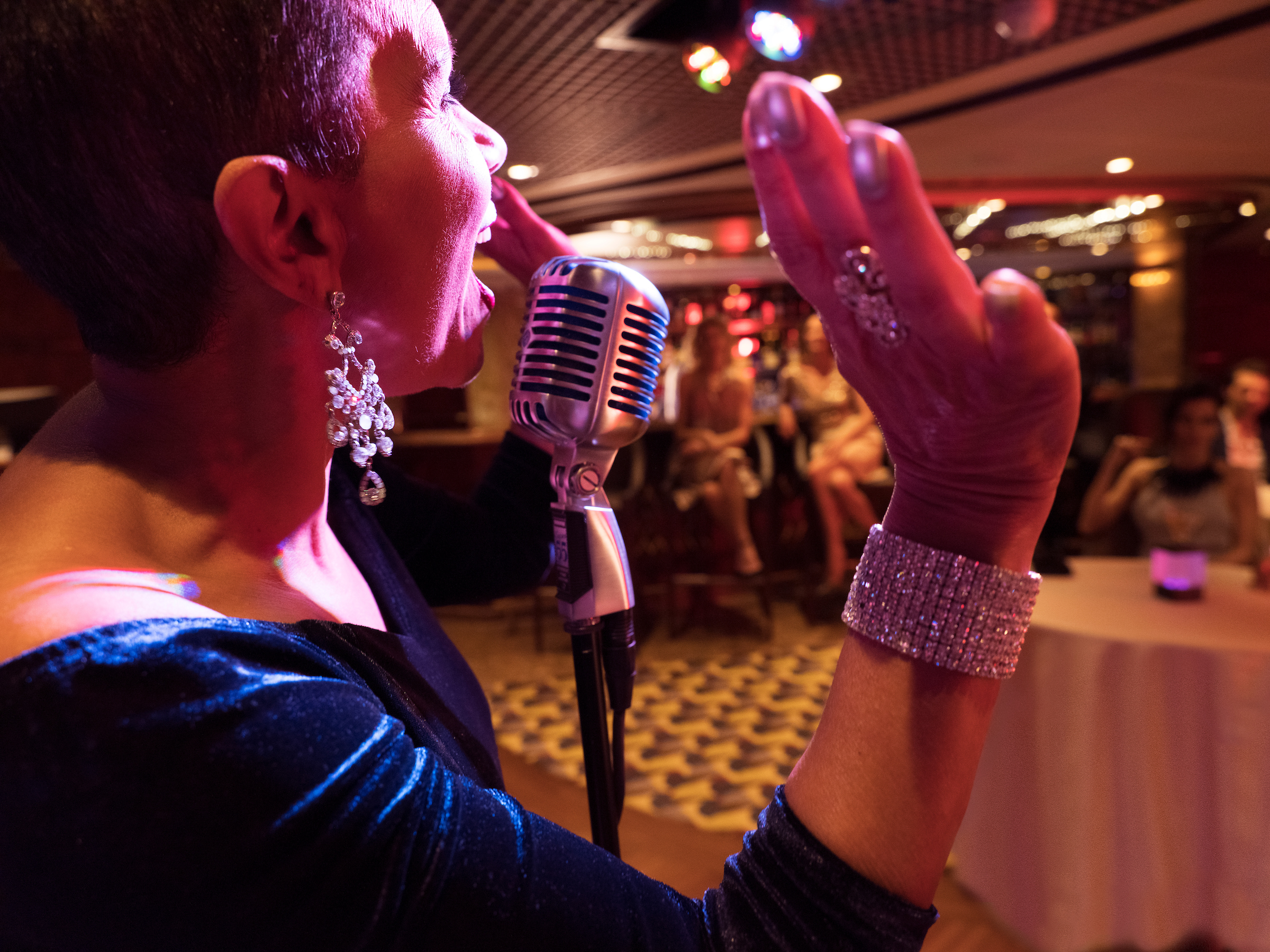 Have a drink and listen to live music in La Dolce Vita