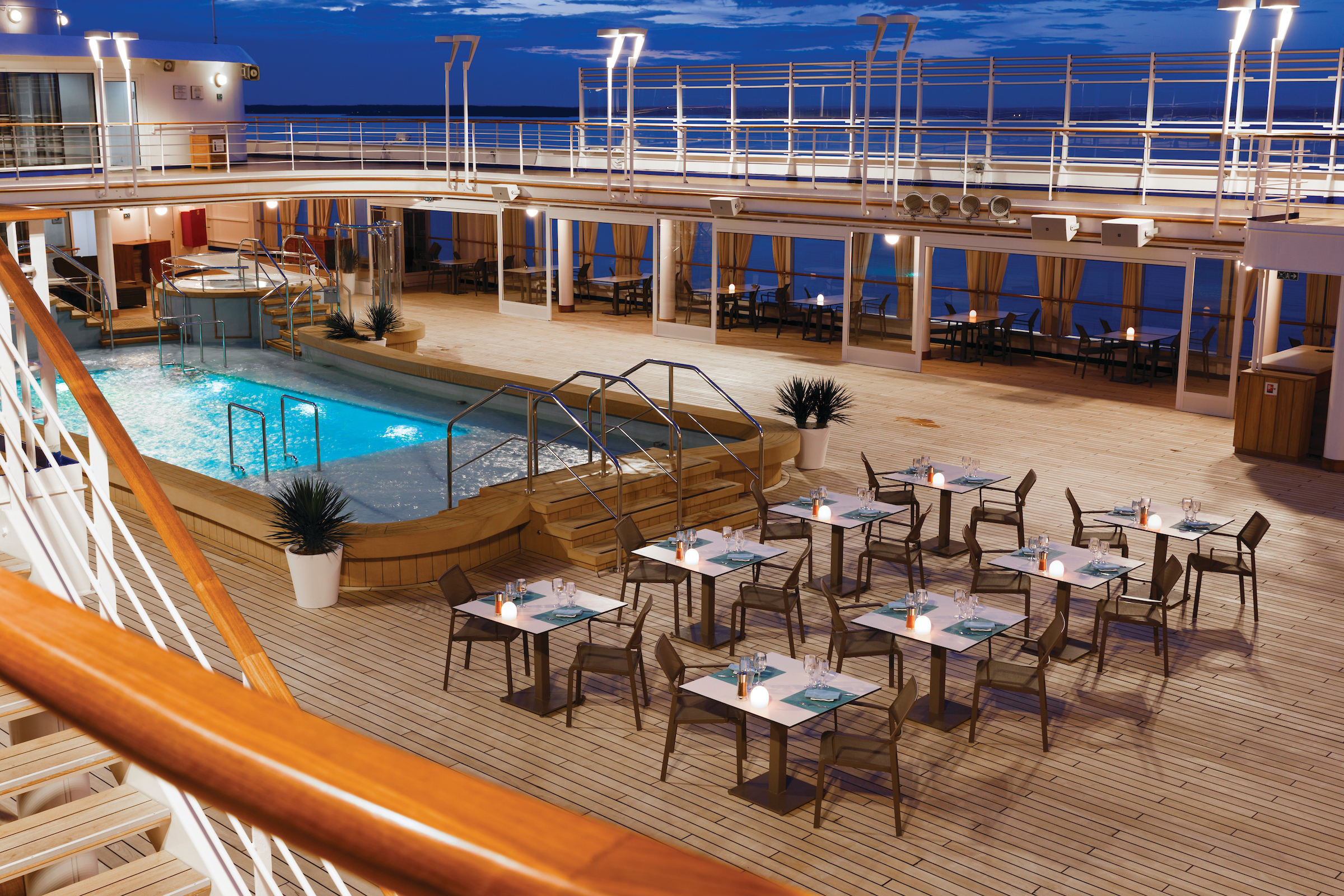 An elegant dinner nearby the swimming pool at The Grill