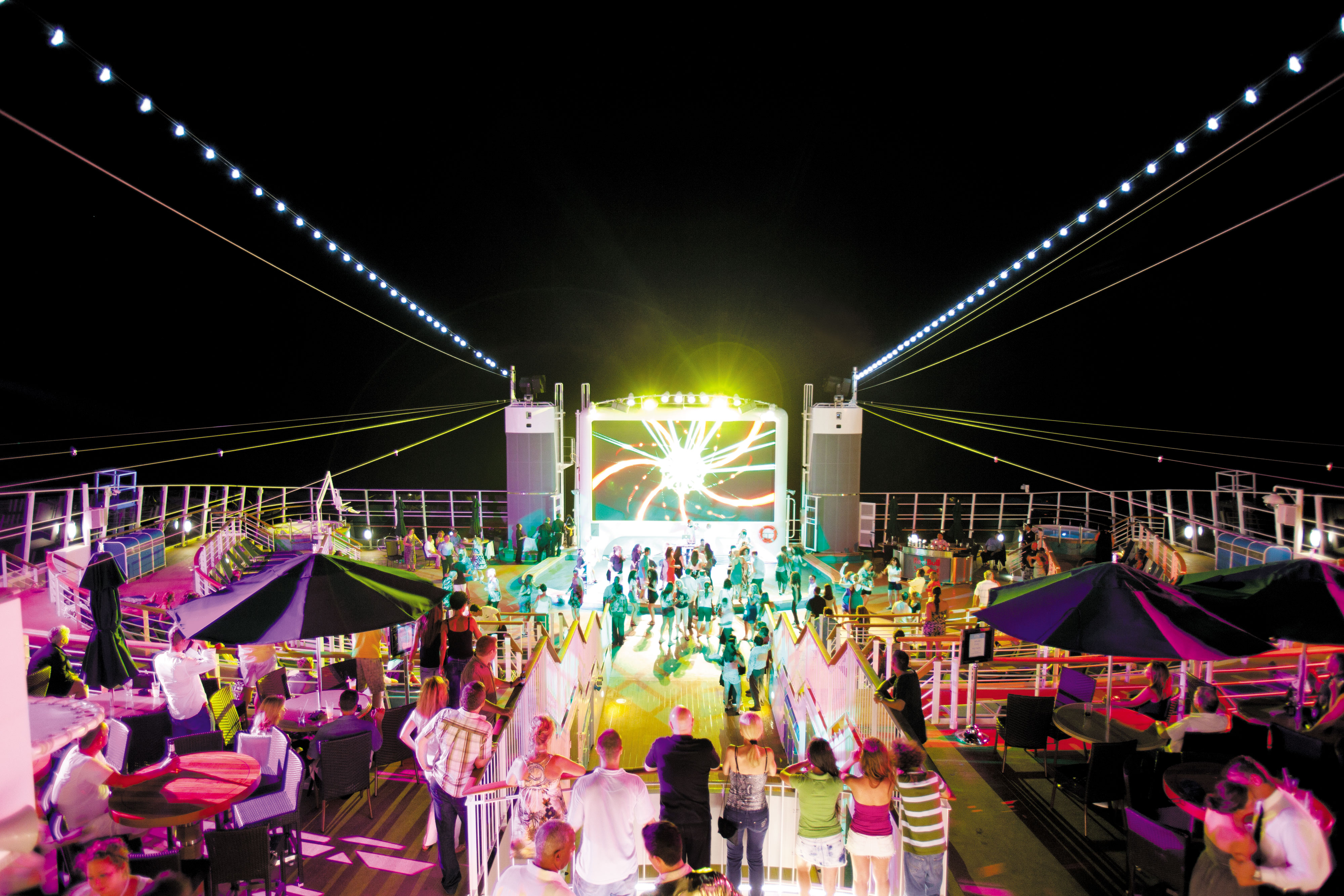 The nightclub Spice H2O with a dance floor under the stars