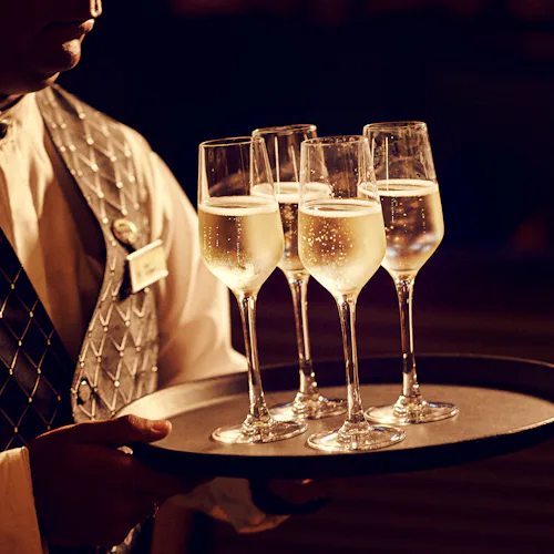 p&o cruises drinks waiter