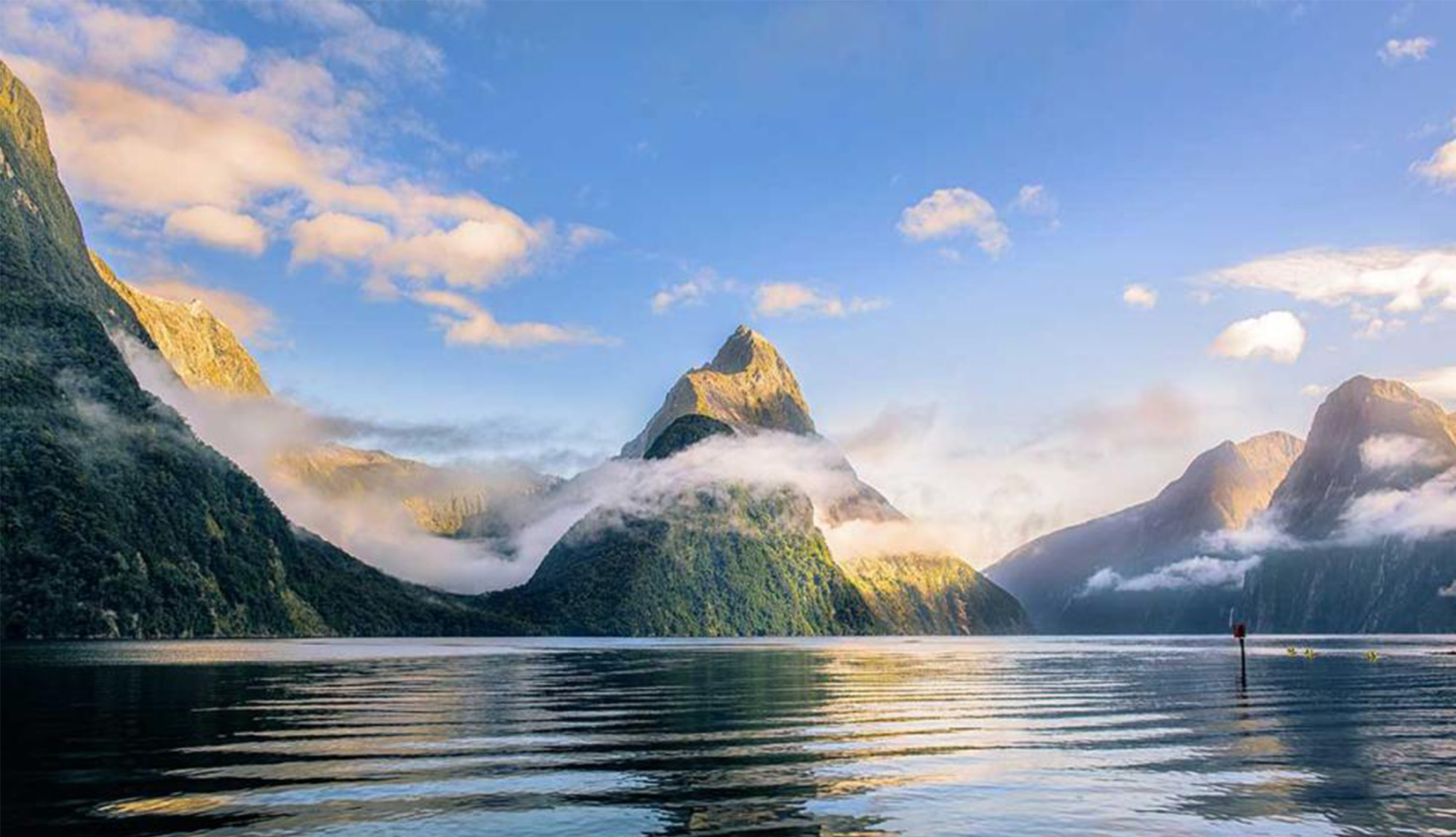 Milford Sound, New Zealand Fiordland Park