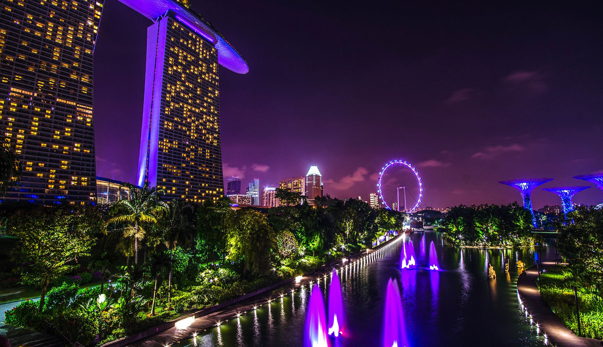 Singapore and its amazing sights at night