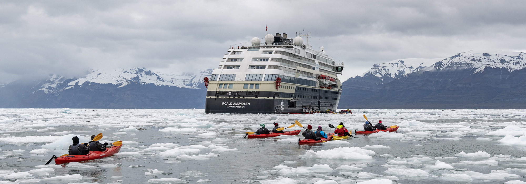 HX Roald Amundsen in Icy Bay, Alaska, with a kayak tour