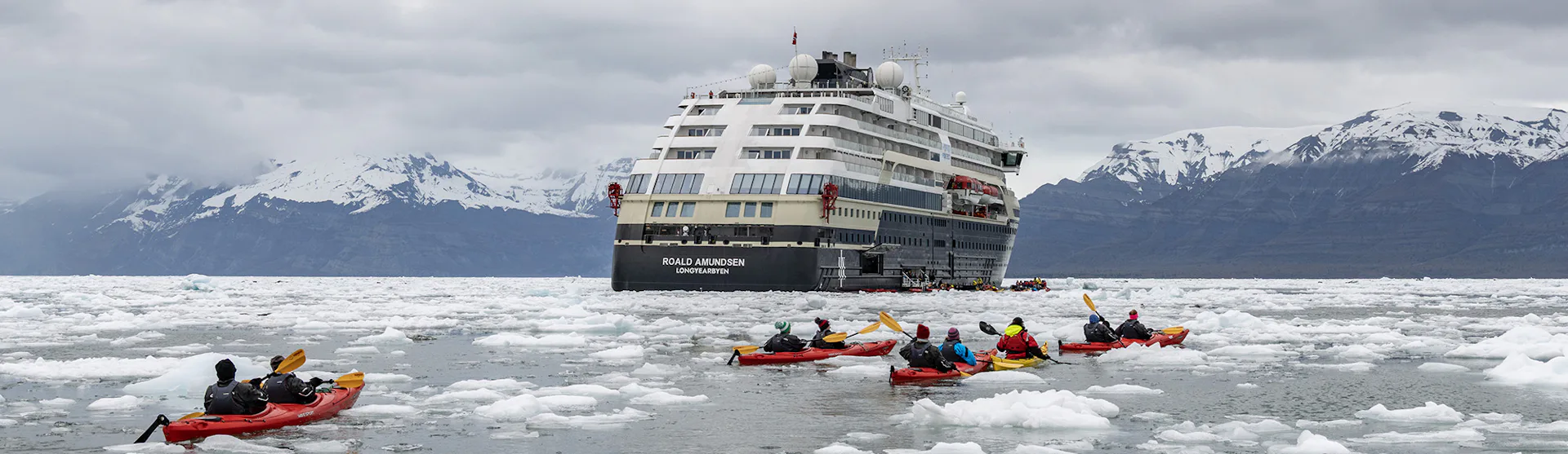 HX Roald Amundsen in Icy Bay, Alaska, with a kayak tour