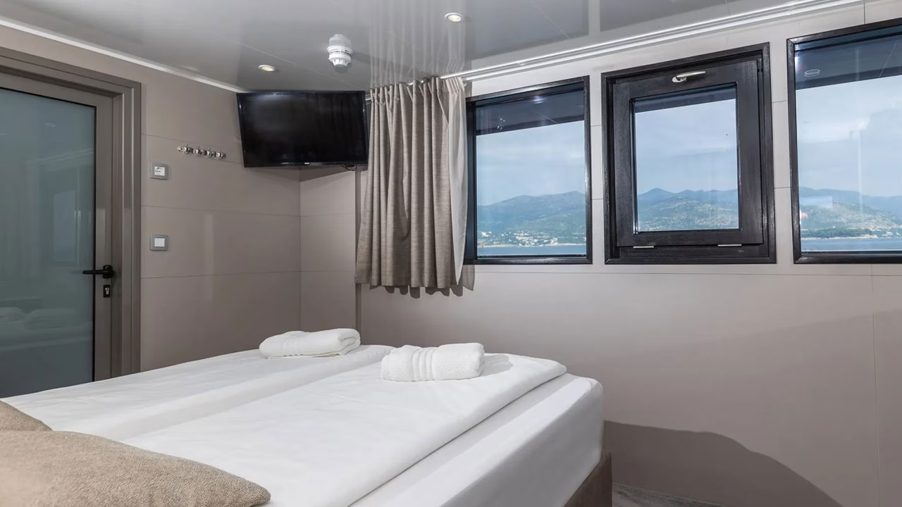 Lady Eleganza Window Cabin