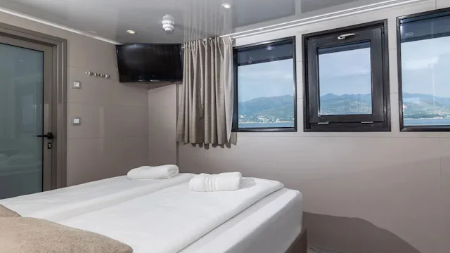 Lady Eleganza Window Cabin