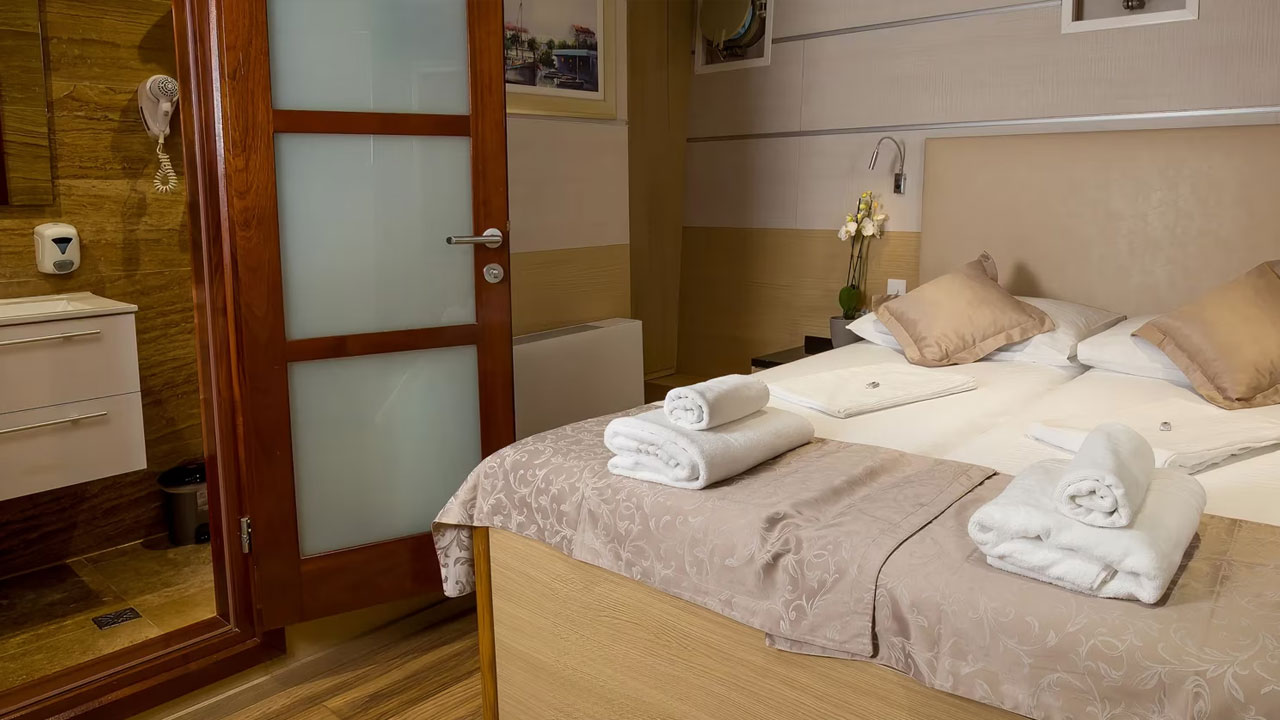 Princess Eleganza Porthole Window Cabin