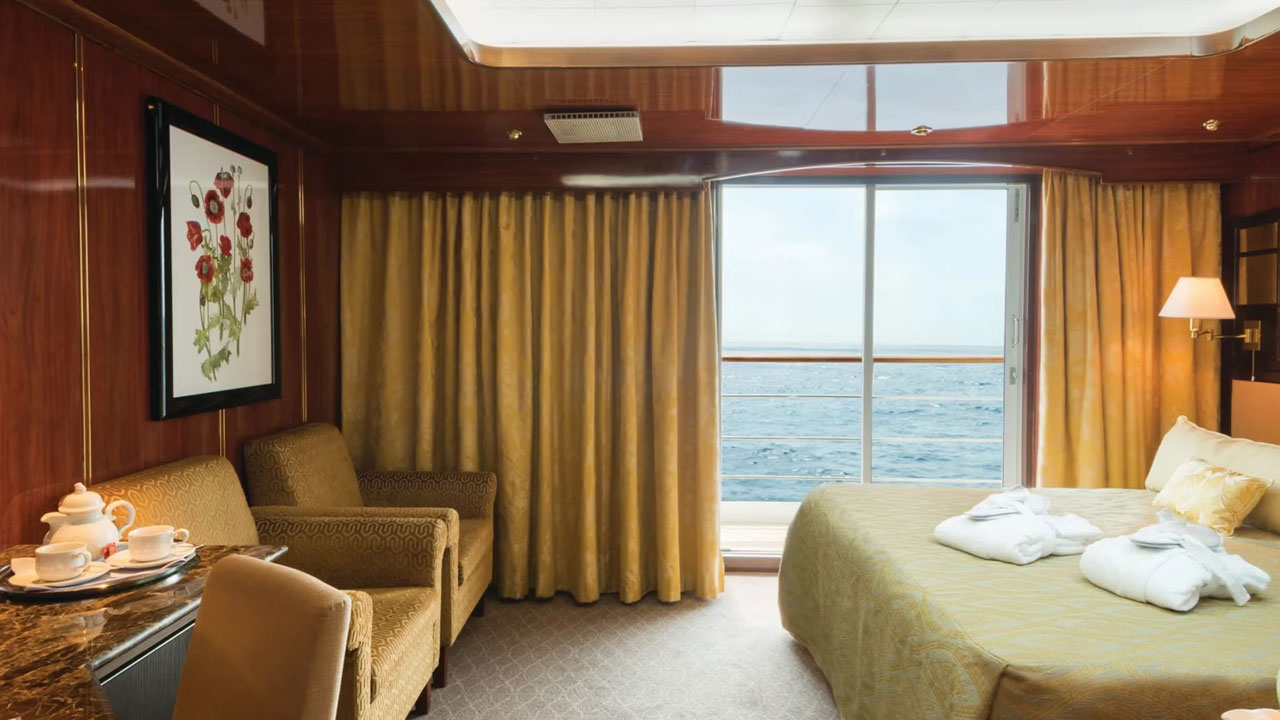 Caledonian Sky Deluxe Balcony Suite