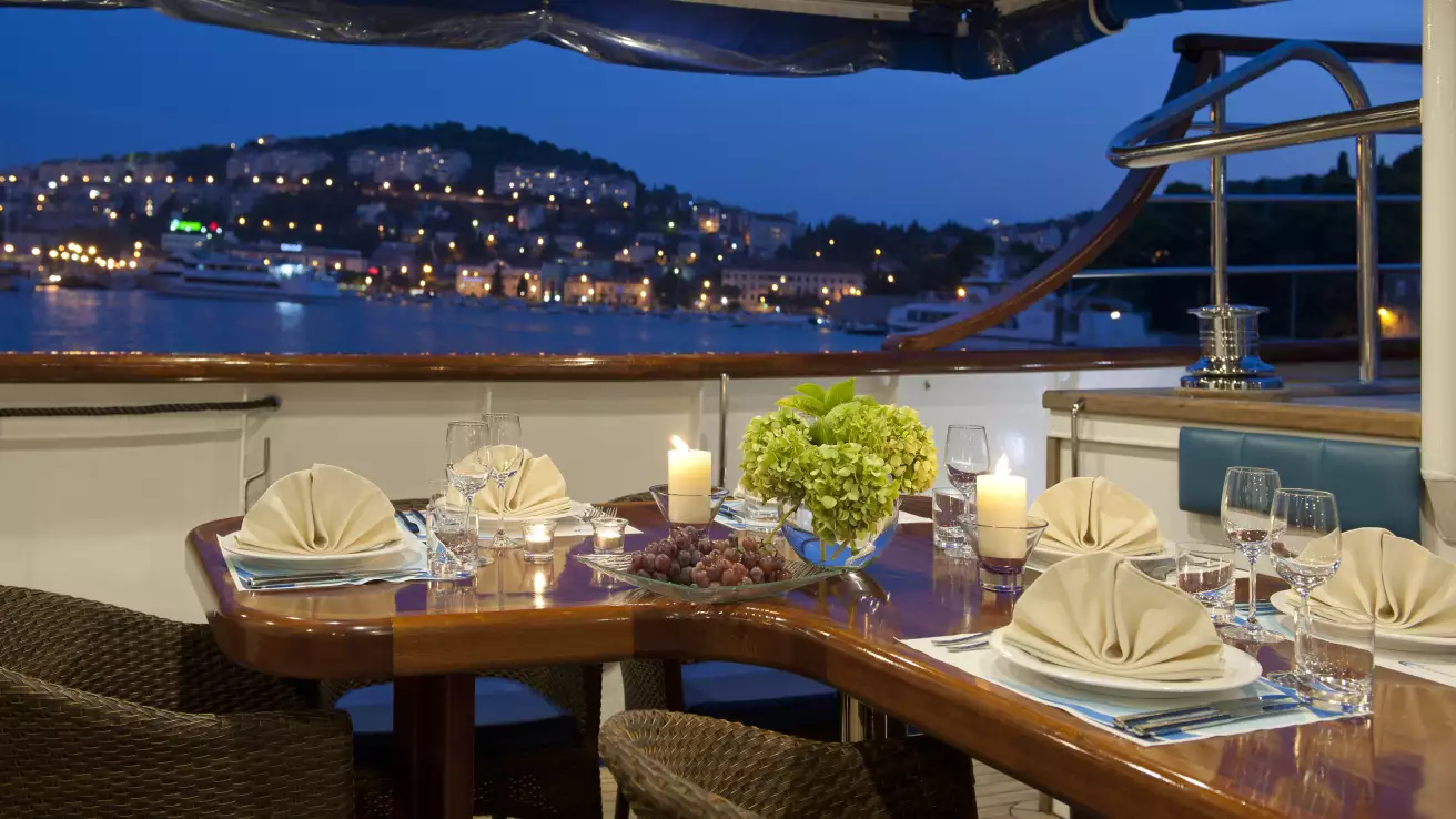 Riviera Travel - MS Mendula - Terasse at night