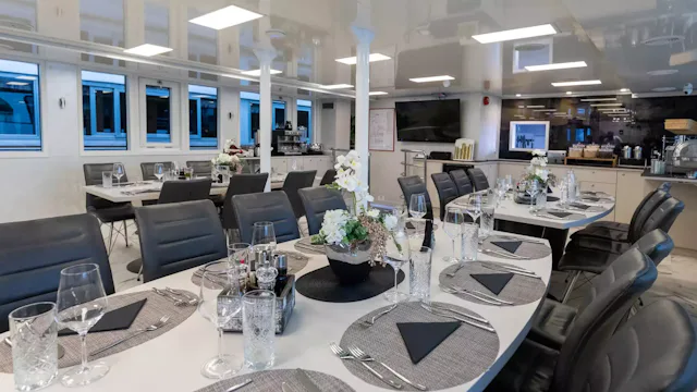 Riviera Travel - MS Equator - Restaurant