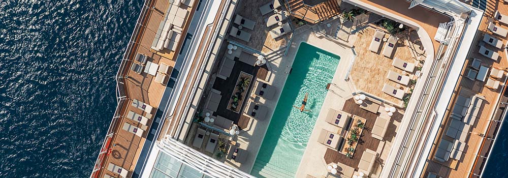 Man floating in the sunshine in EXPLORA pool